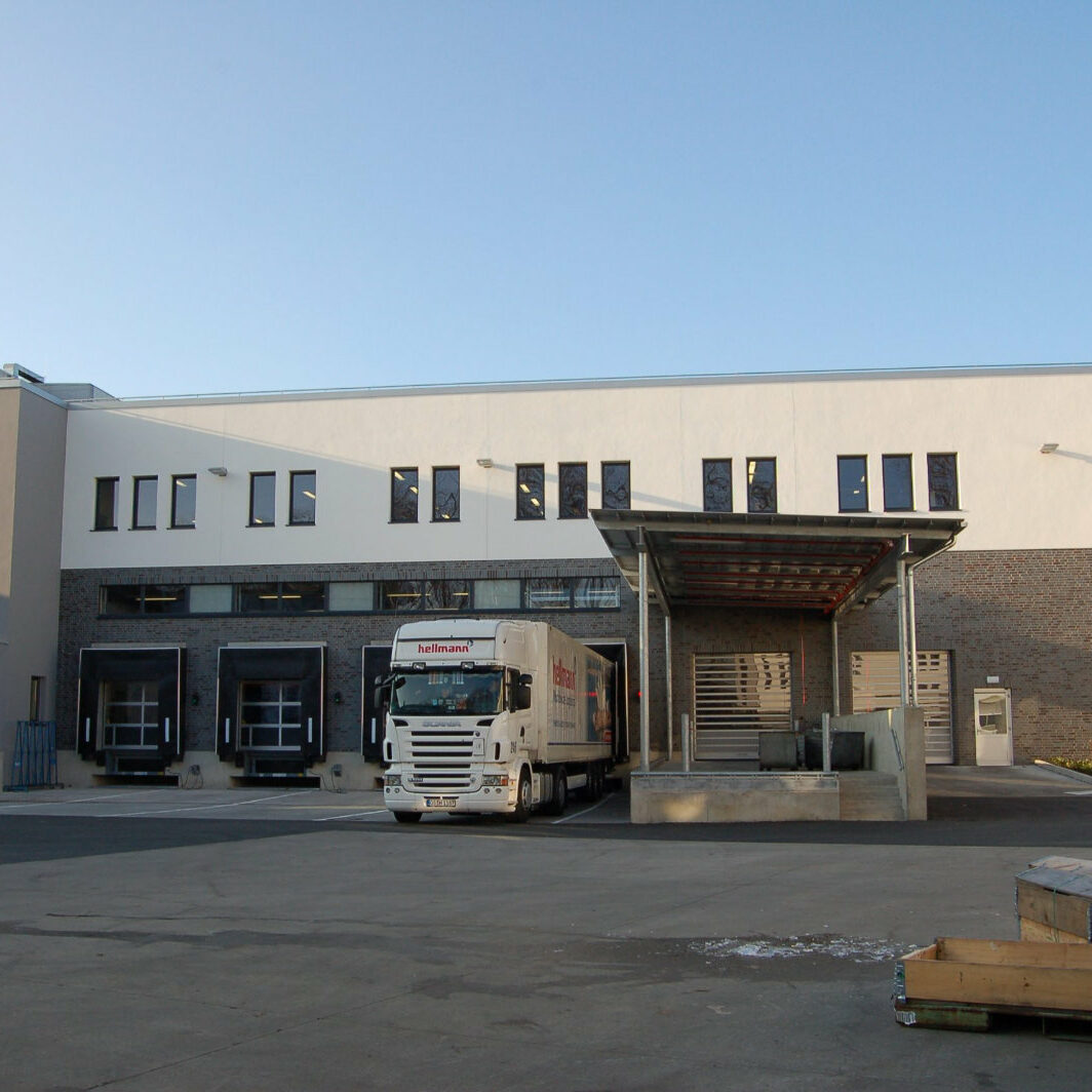 Lagerhalle mit Docking-Toren für Lkws.