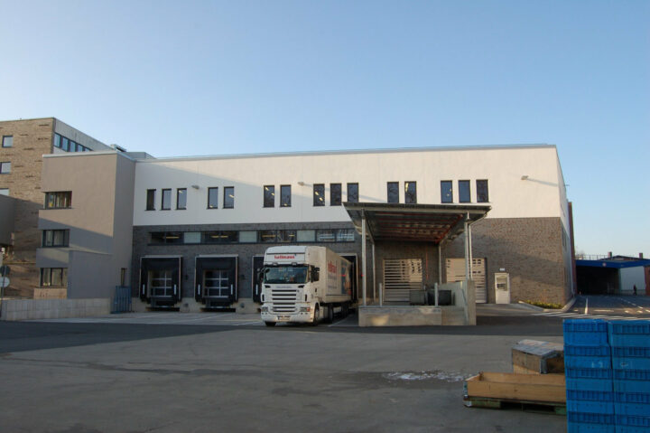 Lagerhalle mit Docking-Toren für Lkws.