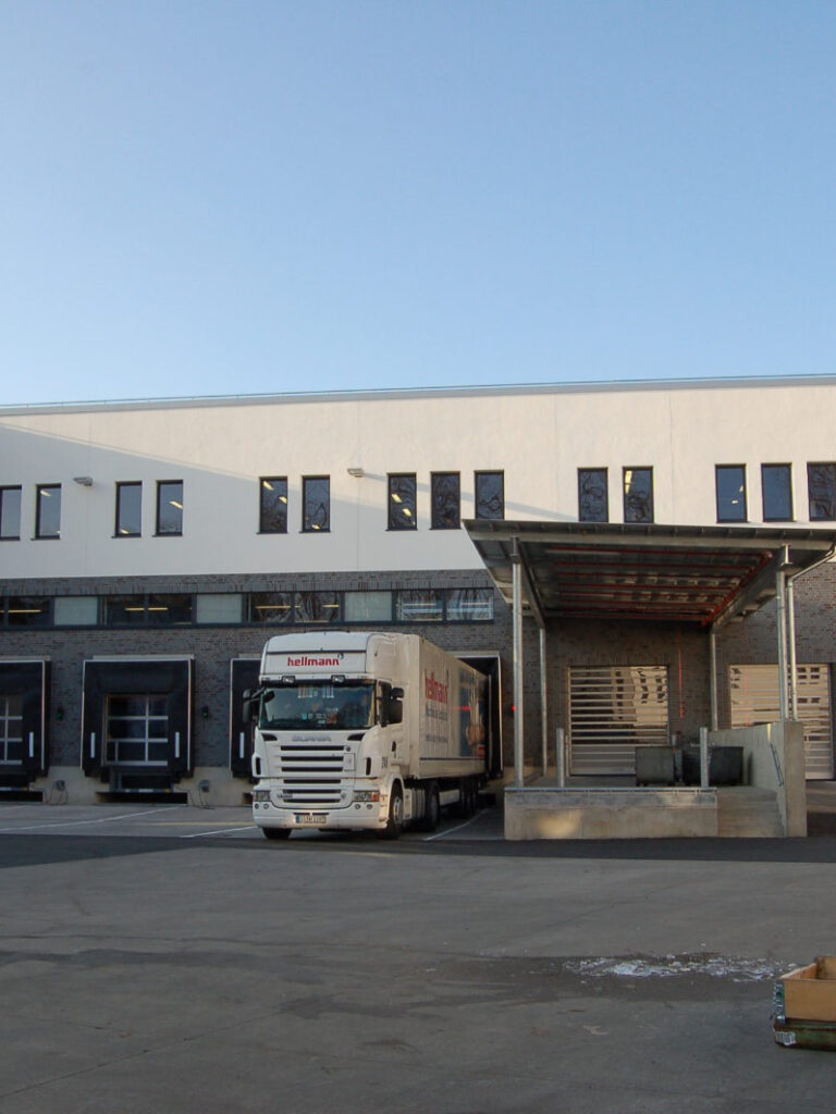 Lagerhalle mit Docking-Toren für Lkws.