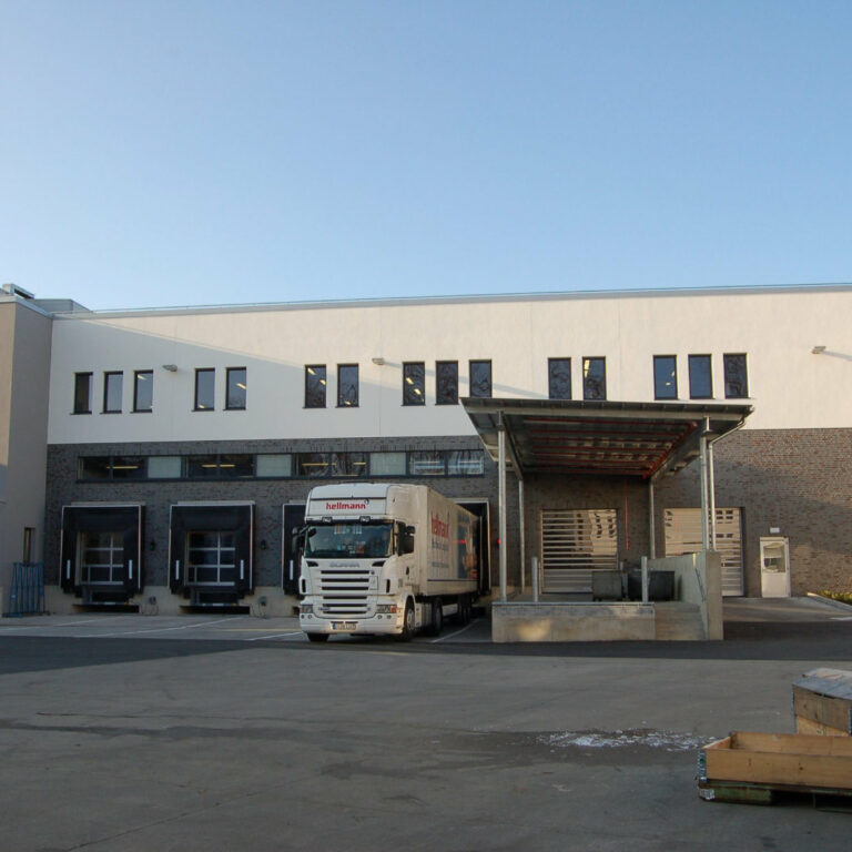 Lagerhalle mit Docking-Toren für Lkws.