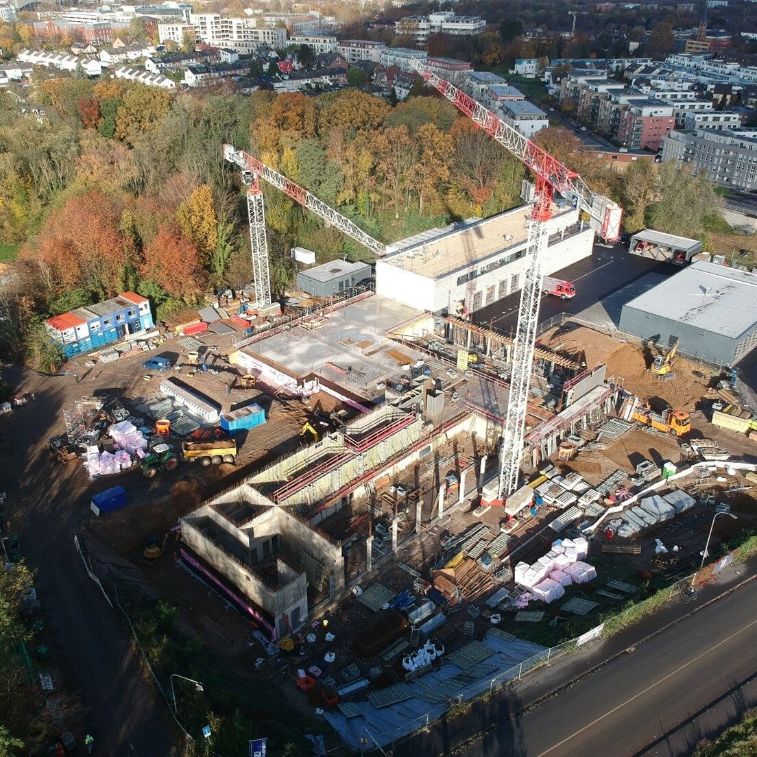 Vogelperspektive einer Feuerwache in der Bauphase.