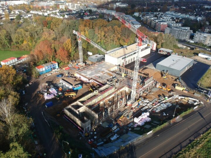 Vogelperspektive einer Feuerwache in der Bauphase.