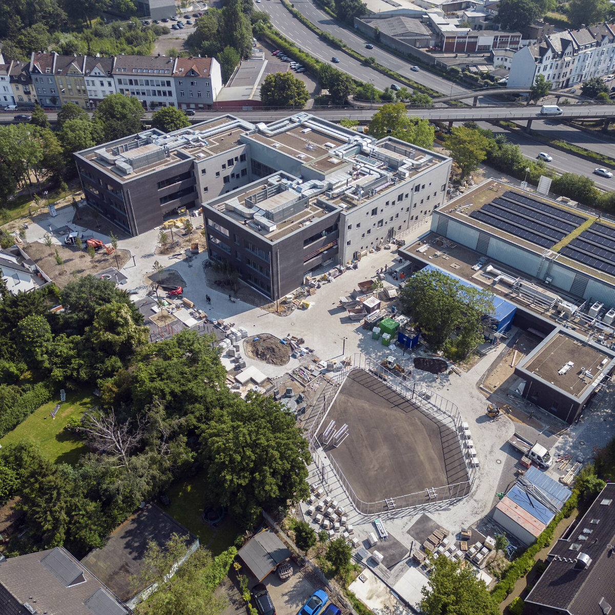 Vogelperspektive von Schulgelände in der Bauphase.