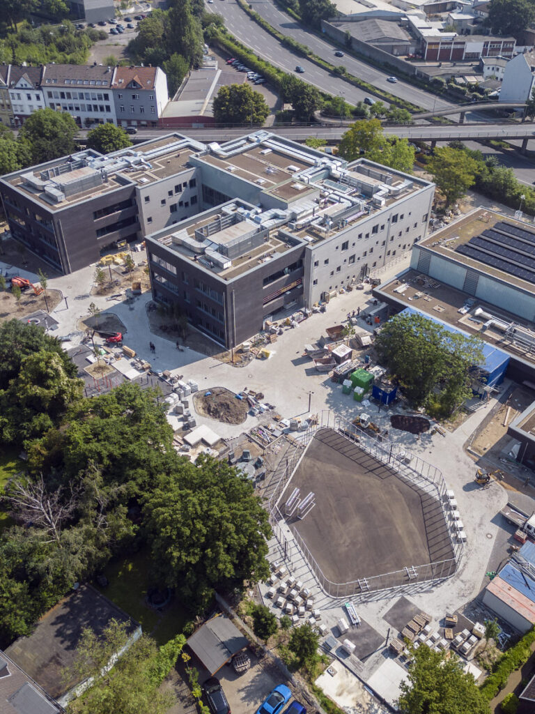Vogelperspektive von Schulgelände in der Bauphase.