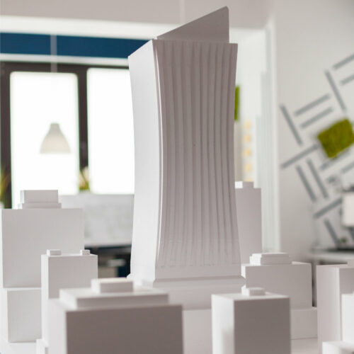 Weißer Miniaturtower und weitere Gebäude.